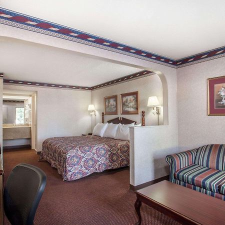 Days Inn By Wyndham Saint Pauls Pokoj fotografie