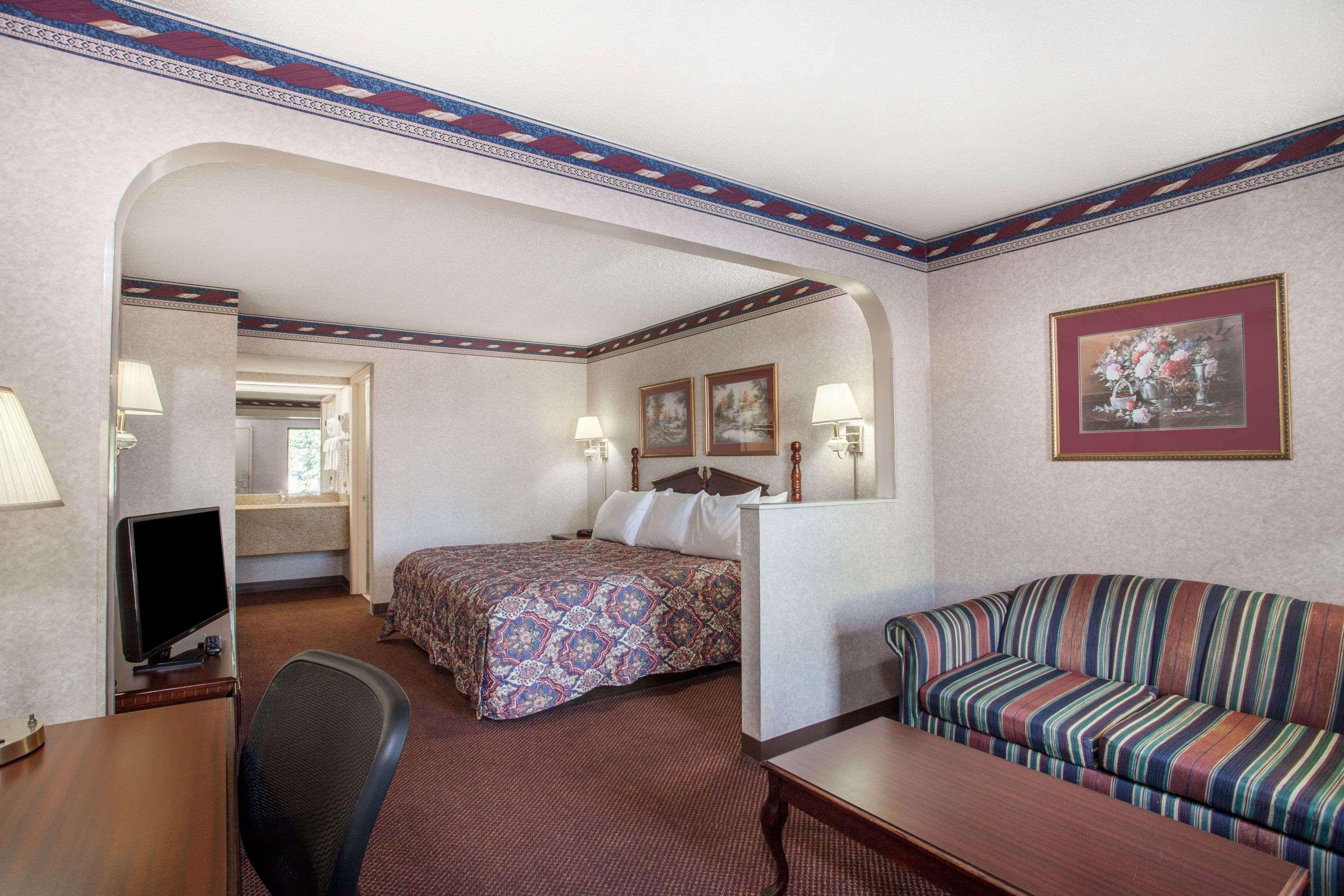 Days Inn By Wyndham Saint Pauls Pokoj fotografie